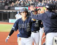 　６回、逆転３ランを放ち、ナインに迎えられる中川（撮影・中島達哉）