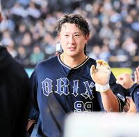 　２回、福永の逆転打で生還し、ナインに迎えられる三走・杉本（撮影・中島達哉）