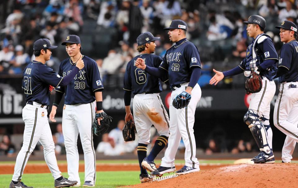 　６連勝を決め、タッチを交わすオリックスナイン（撮影・中島達哉）