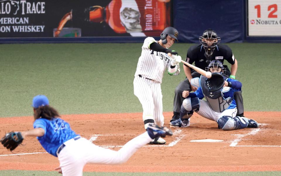 　ＤｅＮＡ戦の２回、左前に先制適時打を放つ木浪（投手・ジャクソン、捕手・山本）＝１日、京セラドーム