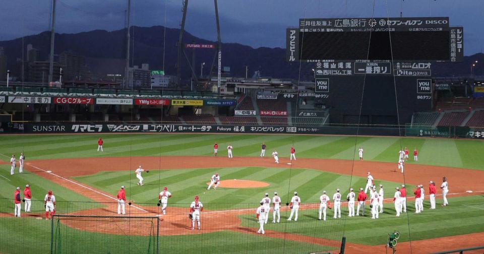 　マツダスタジアムで練習するカープナイン