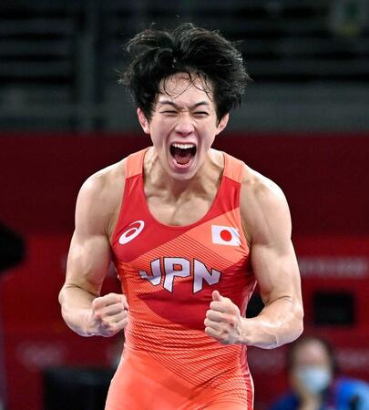 　東京五輪・レスリング男子フリー６５キロ級で優勝し、雄たけびを上げる乙黒拓斗＝２１年８月、幕張メッセ