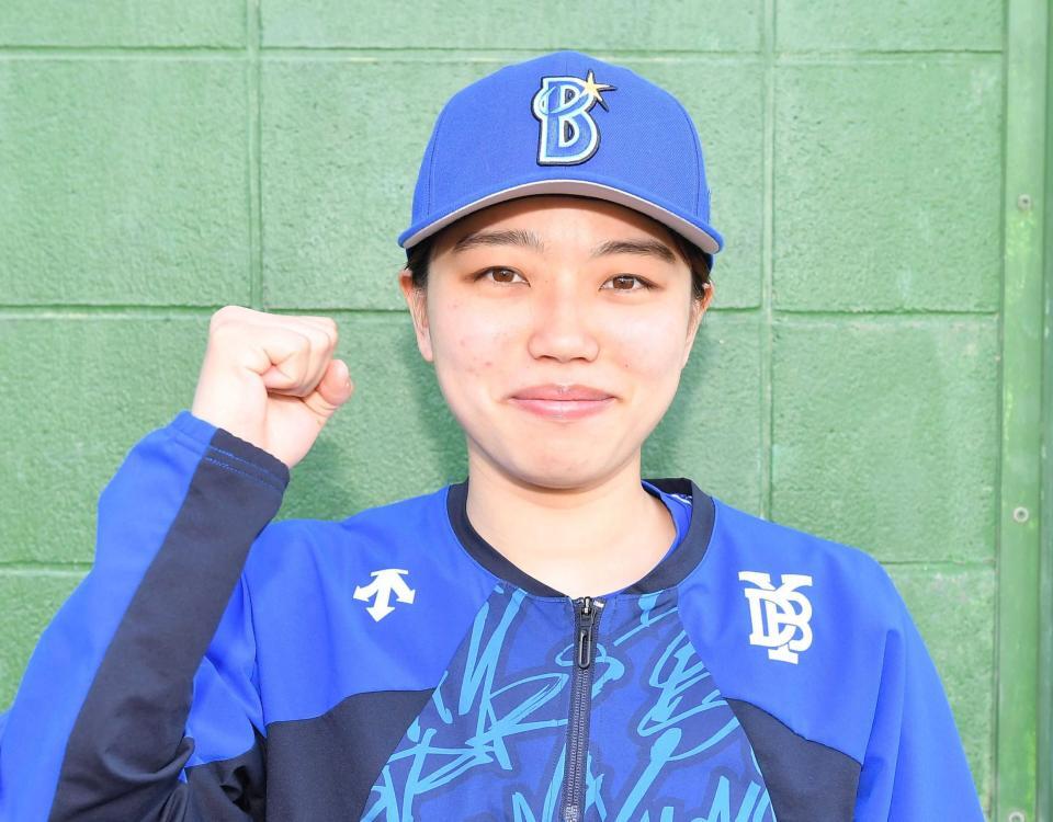 　インタビューを終え笑顔でガッツポーズを決めるＤｅＮＡアカデミーコーチ・高橋結央（撮影・開出牧）