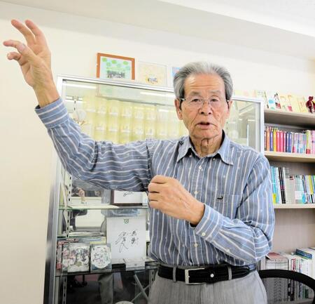 　立ち上がり投球フォームを実演する八木沢荘六さん