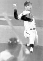 堀内恒夫を４回途中から救援、阪神打線を２安打、無得点に抑えプロ入り５年目で初勝利を挙げた小俣進投手＝１９７７年６月３０日、後楽園球場