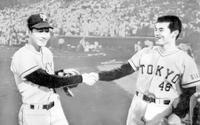　勝利を収め握手を交わす先発の巨人・小俣進（右）とリリーフ西本聖のフレッシュコンビ＝１９７７年８月２９日、神宮球場