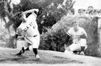 　炎天下の多摩川キャンプで後半戦へ向けて投げ込みを始めた小俣進さん（左）とクライド・ライト投手＝１９７７年７月