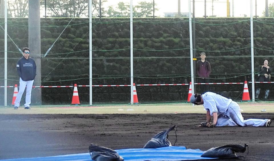 　ハードなノックに座り込む安田（右）を見つめるサブロー監督