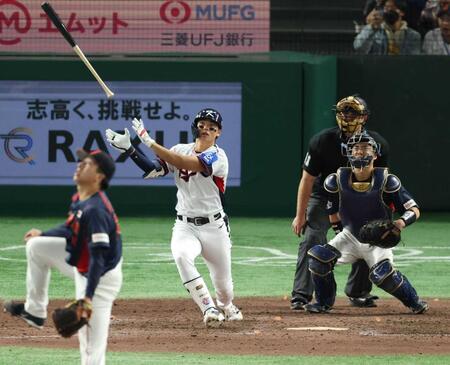 　９回、韓国・金周元に同点ソロを許した大勢、中村悠のバッテリー＝１６日