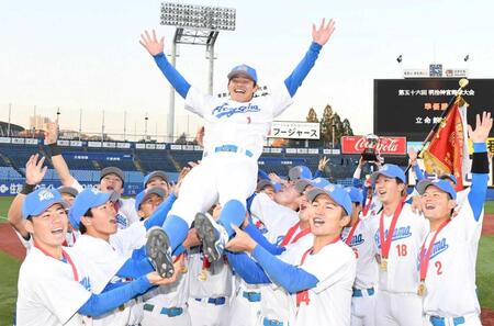 　明治神宮大会で優勝し、ナインから胴上げされる青学大・藤原主将＝１９日