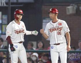 　来季からヘッドコーチを務める塩川コーチ（右）