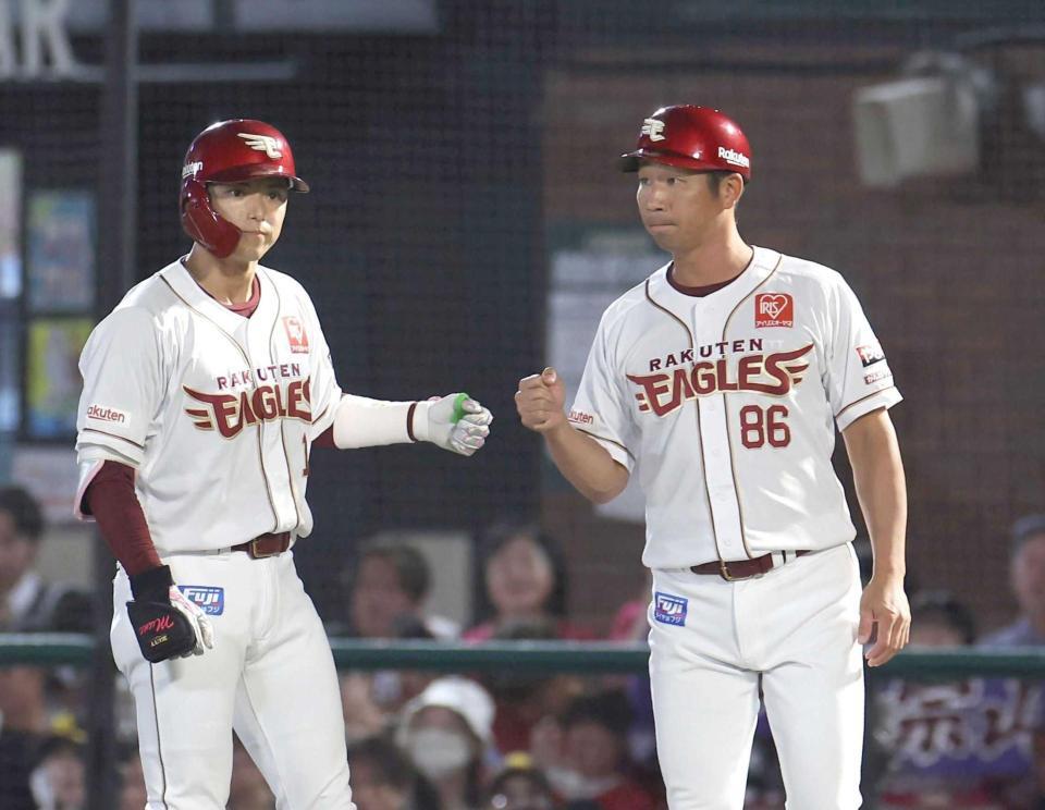 　来季からヘッドコーチを務める塩川コーチ（右）