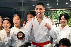 　返還された銅メダルを手に、笑顔で写真に納まるスタニスラフ・ホルナさん