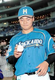 ホームランボールを見つめる清宮=9日、京セラドーム