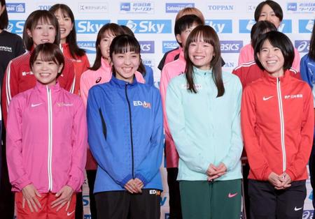 　笑顔を見せる加世田梨花、細田あい、一山麻緒、鈴木亜由子（撮影・吉澤敬太）