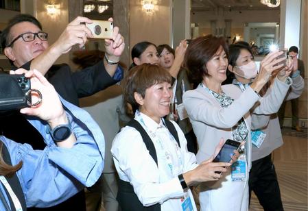 　ＭＧＣ出場選手を嬉しそうに撮影する（左から）瀬古利彦氏、野口みずきさん、有森裕子さん、山口衛里さん、小林祐梨子さん（中央奥）＝撮影・吉澤敬太