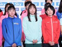 　ＭＧＣを控え、硬い表情の（左から）細田あい、一山麻緒、鈴木亜由子ら（撮影・吉澤敬太）