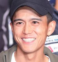 関係者からのかけ声に笑顔を見せる大迫傑（撮影・吉澤敬太）