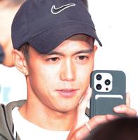 　会見中、報道陣をスマホで撮影する大迫傑（撮影・吉澤敬太）