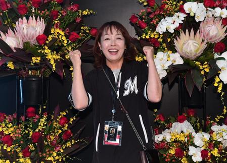 ＣＳファーストステージのキーマンだ！“アンコール登板”に向け、笑顔でガッツポーズを決めるロッテのアナウンス担当・谷保恵美さん＝１３日、ＺＯＺＯマリン（撮影・開出牧）