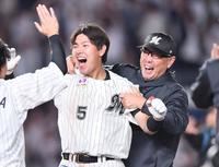 まるで青春ドラマの熱血教師だ！延長１０回、サヨナラ二塁打を放った安田尚憲（５）を追いかけ、背後から抱きつき手荒い祝福をするロッテ・吉井理人監督＝１６日、ＺＯＺＯマリン（撮影・開出牧）