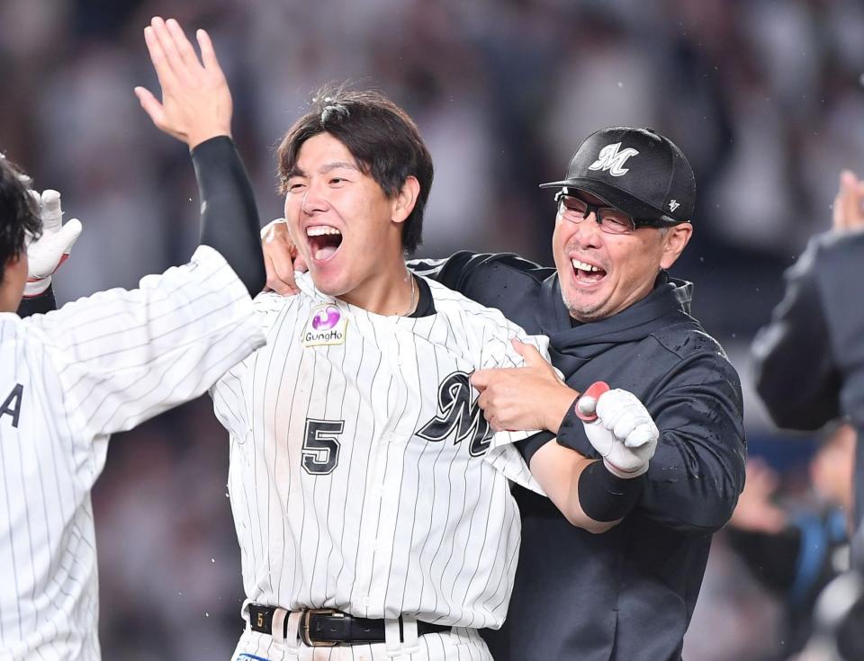 まるで青春ドラマの熱血教師だ！延長１０回、サヨナラ二塁打を放った安田尚憲（５）を追いかけ、背後から抱きつき手荒い祝福をするロッテ・吉井理人監督＝１６日、ＺＯＺＯマリン（撮影・開出牧）