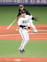 １回、ロッテ・藤岡（後方）の打球にジャンプしながらグラブを出すオリックス・山本＝１８日、京セラドーム大阪（撮影・堀内翔）