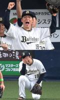 ４回、宗が同点の適時打を放ちガッツポーズをするオリックス・山本（上）。６回、ロッテ・荻野に勝ち越しの適時打を打たれて座り込む山本＝１８日、京セラドーム大阪（撮影・堀内翔）