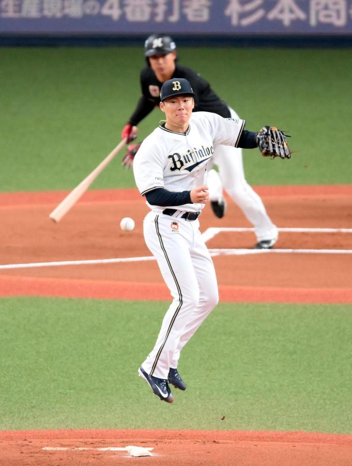 １回、ロッテ・藤岡（後方）の打球にジャンプしながらグラブを出すオリックス・山本＝１８日、京セラドーム大阪（撮影・堀内翔）