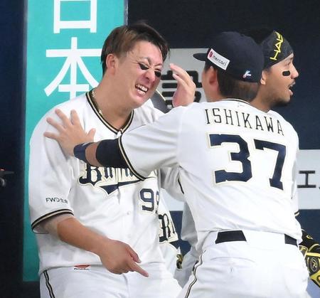 ８回、オリックス・杉本に駆け寄る石川亮（右）＝２０日、京セラドーム大阪（撮影・堀内翔）