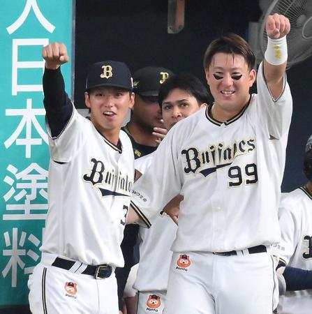 ８回、決勝打を放った若月に向かってガッツポーズをする石川亮（左）と杉本＝２０日、京セラドーム大阪（撮影・堀内翔）