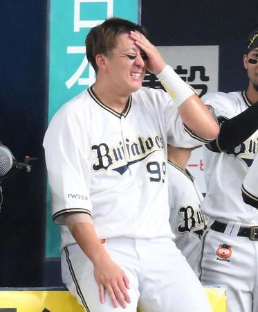 ８回、ベンチで顔を押さえるオリックス・杉本＝２０日、京セラドーム大阪（撮影・堀内翔）