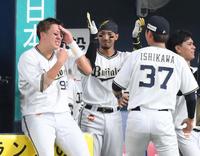 ８回、顔を押さえるオリックス・杉本（左）。右は石川亮＝２０日、京セラドーム大阪（撮影・堀内翔）