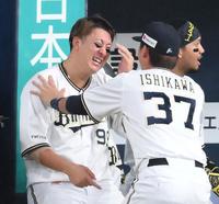 ８回、オリックス・杉本に駆け寄る石川亮（右）＝２０日、京セラドーム大阪（撮影・堀内翔）