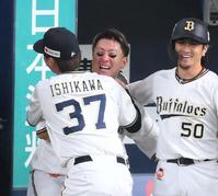 ８回、石川亮と抱き合うオリックス・杉本＝２０日、京セラドーム大阪（撮影・堀内翔）