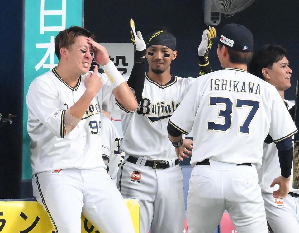 ８回、顔を押さえるオリックス・杉本（左）。右は石川亮＝２０日、京セラドーム大阪（撮影・堀内翔）