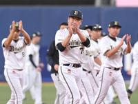 　試合後、ファンにあいさつする中嶋監督（手前）ら＝11月５日、京セラドーム（撮影・高部洋祐）