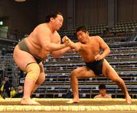 落ち着いた取り口で前田（右）との前相撲を制した旭海雄＝福岡国際センター（撮影・和田康志）