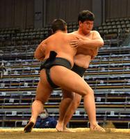 長谷川（手前）に敗れ前相撲デビュー戦は黒星に終わった大志山＝福岡国際センター（撮影・和田康志）