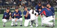 　日本対豪州の試合前セレモニーで女の子の高さに合わせてとグータッチする（左から）森下、野村、牧、石橋、坂倉（撮影・伊藤笙子）