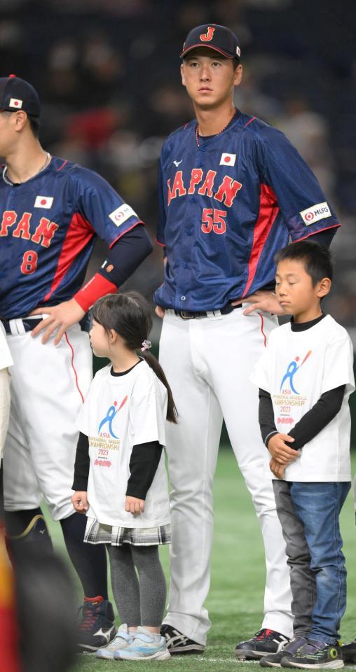 　日本対豪州の試合前セレモニーで整列する秋広（撮影・伊藤笙子）
