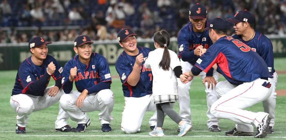 　日本対豪州の試合前セレモニーで女の子の高さに合わせてとグータッチする（左から）森下、野村、牧、石橋、坂倉（撮影・伊藤笙子）
