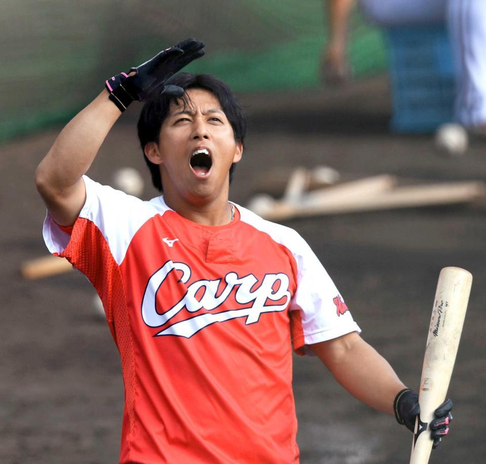 　場外へと消えていく打球を追う羽月