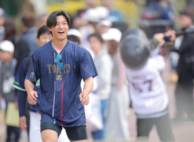 チームメートの息子に本塁打を浴び、驚くヤクルト・高橋奎二＝１９日、浦添（撮影・吉澤敬太）