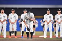 最下位を謝罪し深々とを頭を下げるロッテ・吉井理人監督＝５日、ＺＯＺＯマリンスタジアム（撮影・開出牧）