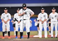 あいさつの途中で言葉を詰まらせ胸をつかんで涙をこらえるロッテ・吉井理人監督＝５日、ＺＯＺＯマリンスタジアム（撮影・開出牧）