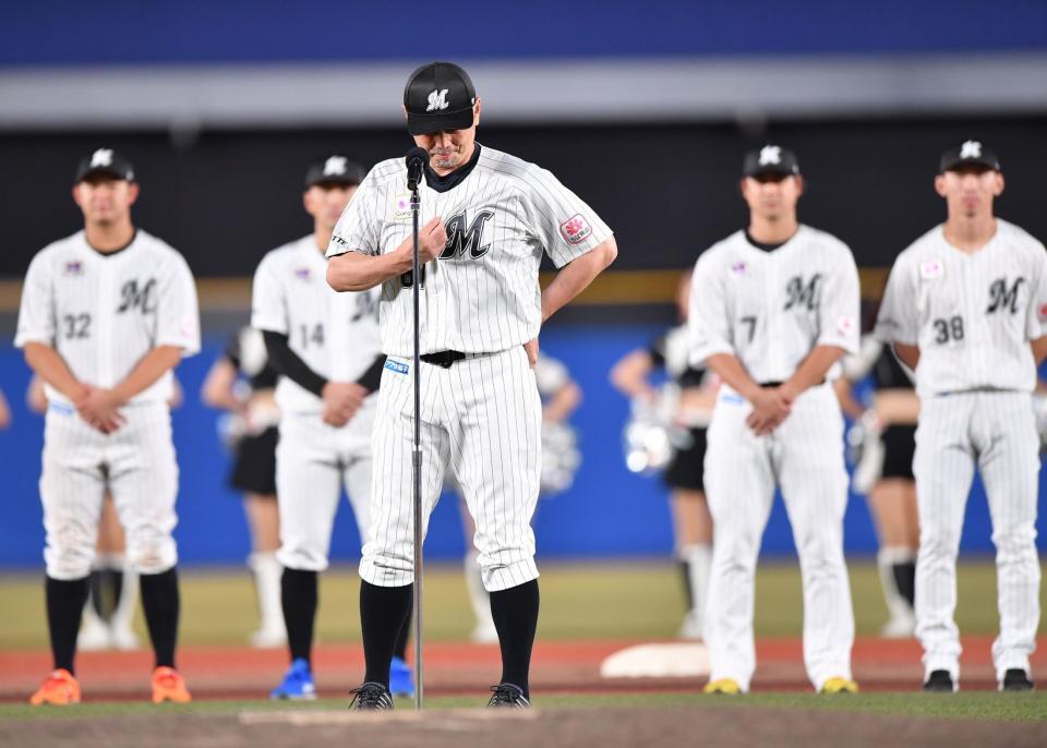 あいさつの途中で言葉を詰まらせ胸をつかんで涙をこらえるロッテ・吉井理人監督＝５日、ＺＯＺＯマリンスタジアム（撮影・開出牧）