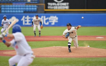 ７回青学大２死一、二塁、小田康一郎を二直に打ち取る東洋大の２番手・馬庭優太＝１４日、神宮球場（撮影・開出牧）