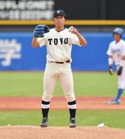 夏の甲子園と同じルーティーン、同じリズムだ！８回青学大２死一、二塁、前の打席で左前打を打たれた南野を打席に迎え、マウンドで仁王立ちする東洋大・馬庭優太＝１４日、神宮球場（撮影・開出牧）