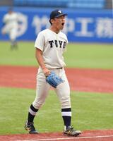 ８回青学大２死一、二塁、南野倫平を右飛に打ち取り、雄たけびを上げながらマウンドを降りる東洋大・馬庭優太＝１４日、神宮球場（撮影・開出牧）